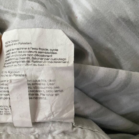 DKNY Full/Queen Duvet Cover Light Gray White Neutral 100% Cotton Buttons 88x92 - Picture 6 of 7